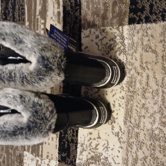 Black Fur-Lined Winter Boots - Picture 5 of 5